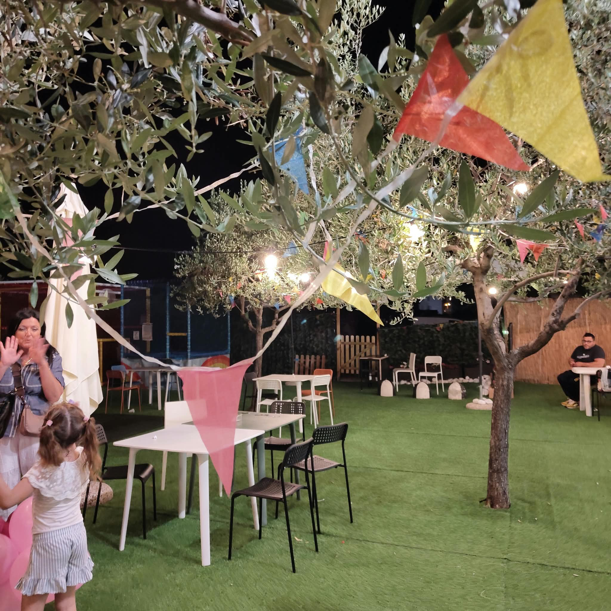 Area ristorazione e relax all'aperto
